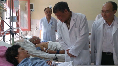 Lãnh đạo TP Hải Phòng thăm hỏi 38 nạn nhân vụ tai nạn xe khách - 2 Lãnh đạo thành phố đến thăm và tặng quà động viên các nạn nhân trong vụ tai nạn