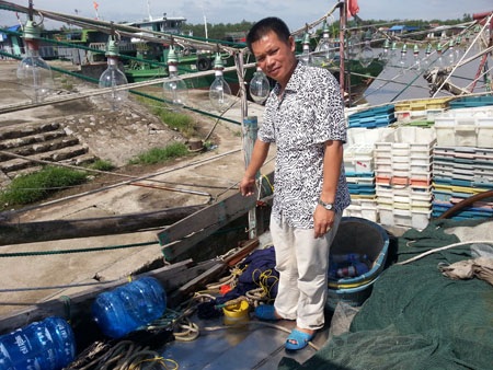 Phần tàu bị hư hỏng của ông Quang sau khi bị tấn công