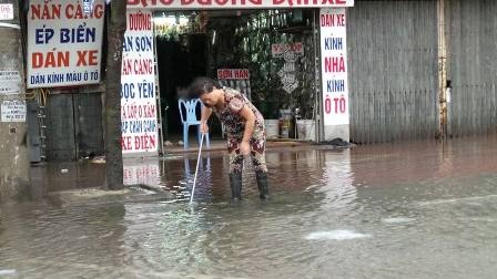 Sau bão: Nhà tốc mái, đường ngập, cây đổ la liệt - 22 Bão rút, người dân lại khốn khổ đối phó với ngập lụt.