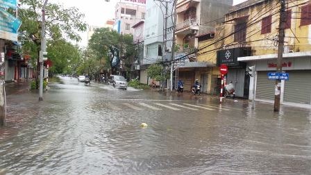 Sau bão: Nhà tốc mái, đường ngập, cây đổ la liệt - 14 Nhiều tuyến đường trung tâm thành phố Hải Phòng đang xảy ra ngập nặng