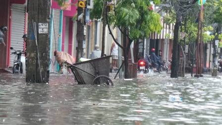 Sau bão: Nhà tốc mái, đường ngập, cây đổ la liệt - 16 Nhiều tuyến đường trung tâm thành phố Hải Phòng đang xảy ra ngập nặng