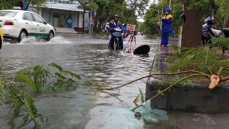 Sau bão: Nhà tốc mái, đường ngập, cây đổ la liệt - 18 Nhiều tuyến đường trung tâm thành phố Hải Phòng đang xảy ra ngập nặng