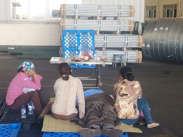 Người nhà bên thi thể nạn nhân