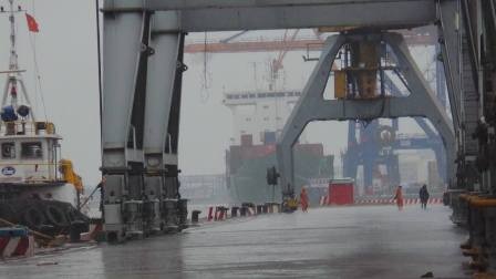 “Gói ghém” tài sản, di tản dân trước giờ bão đổ bộ - 11 Công tác neo buộc các tàu hàng, thiết bị cẩu tại cảng Tân Vũ.