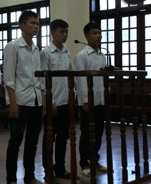 Vụ án “hai cái mũ”: 2 bị cáo được giảm án - 1 3 bị cáo nguyên màu áo đồng phục học trò đến nghe cáo buộc của tòa