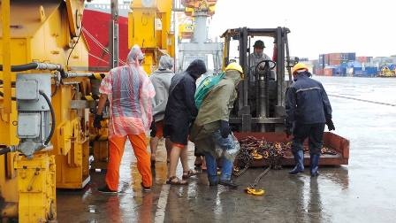 “Gói ghém” tài sản, di tản dân trước giờ bão đổ bộ - 9 Điều phương tiện hạ độ cao của các tàu hàng về mức an toàn