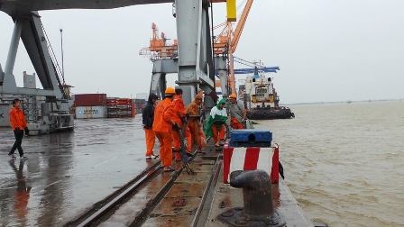 “Gói ghém” tài sản, di tản dân trước giờ bão đổ bộ - 10 Công tác neo buộc các tàu hàng, thiết bị cẩu tại cảng Tân Vũ.