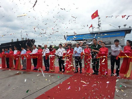 Mở rộng vận tải ven biển: Lời giải hay cho 4 bài toán khó - 1 Thứ trưởng Bộ GTVT cắt băng công bố khai trương tuyến vận tải ven biển Quảng Ninh - Quảng Bình.