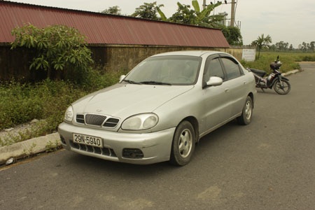 Trước khi bỏ trốn Giang còn dùng dao chém lên chiếc ô tô của nạn nhân