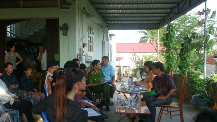 Đối thoại nóng giữa người dân với chính quyền và lãnh đạo nhà máy