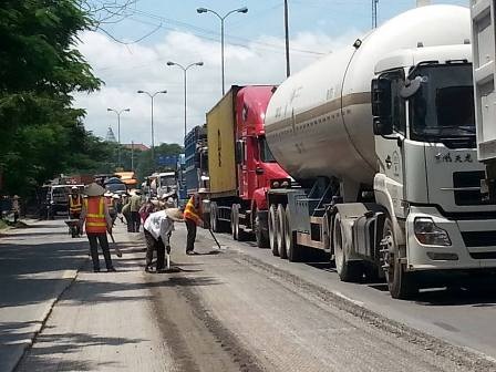 Khắc phục xong "ruộng bậc thang" trên quốc lộ 5 - 5 Tập trung nhân lực và vật lực sửa chữa ruộng bậc thang trên đường 5