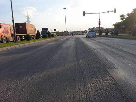 Phần nhựa nhô cao được  cào bóc để lộ vết những xước kéo dài trên QL5