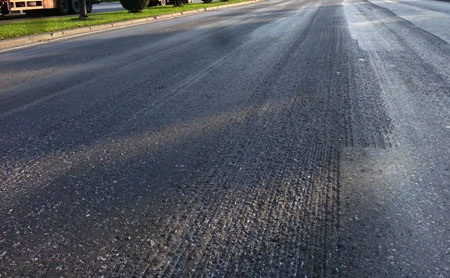 Phần nhựa nhô cao được  cào bóc để lộ vết những xước kéo dài trên QL5