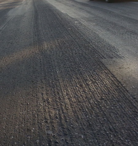 Việc cào bóc phần nhựa được đánh giá là giải pháp tạm thời tốt nhất trong tình cảnh hiện nay