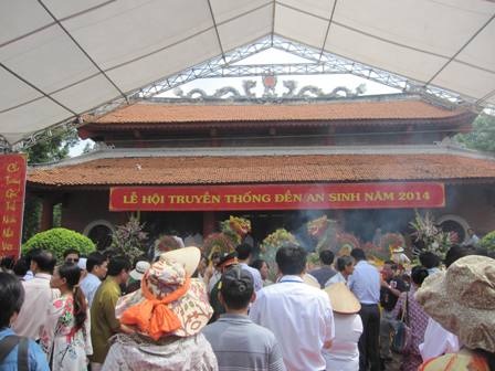 Khai mạc Lễ hội đền An Sinh, đón nhận bằng di tích Quốc gia đặc biệt - 1 Lễ dâng hương của buổi khai mạc diễn ra trong không khí thiêng liêng và thành kính