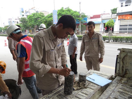 Sắp khắc phục “ruộng bậc thang” trên quốc lộ 5 - 4 Phân loại các mẫu tại nhiều vị trí để truy tìm nguyên nhân lún đường