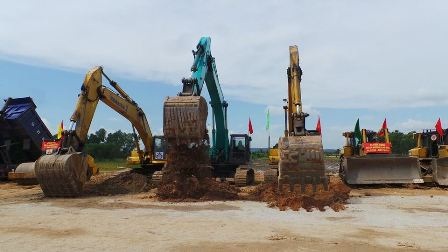 Thủ tướng phát lệnh khởi công đường cao tốc Hạ Long - Hải Phòng - 5 Ngay sau khi tuyên bố khởi công, hạng mục đầu tiên đã được chính thức xây dựng (Ảnh: Thu Hằng)