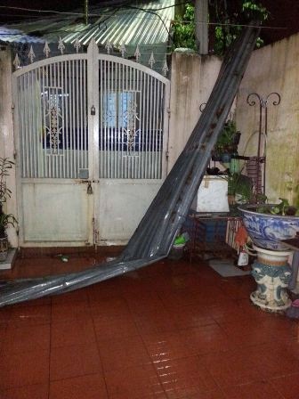 Mái tôn của một gia đình trong nội thành bị tốc