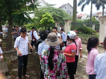 Vụ án “hai cái mũ”: 2 bị cáo được giảm án - 4 Người dân và thân nhân các bị cáo ra về trong thất vọng