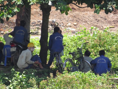 Các công nhân hoảng loạn sau vụ tai nạn