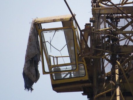 Người điều khiển cần cẩu đã tử vong ngay trong cabin.