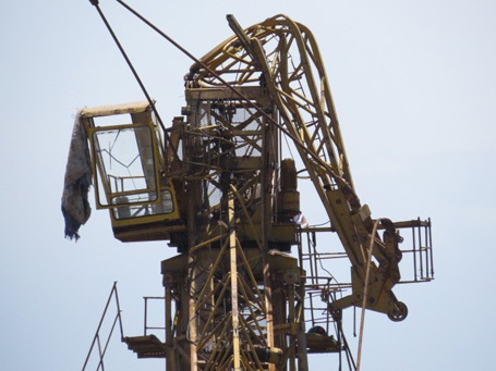 Người điều khiển cần cẩu đã tử vong ngay trong cabin.