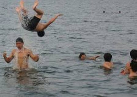 5 học sinh tắm sông, một em tử vong, một nguy kịch - 3 Những người dân đã lặn tìm, vớt Dũng và Trường.