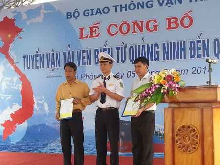 Mở rộng vận tải ven biển: Lời giải hay cho 4 bài toán khó - 2 Thứ trưởng Bộ GTVT cắt băng công bố khai trương tuyến vận tải ven biển Quảng Ninh - Quảng Bình.