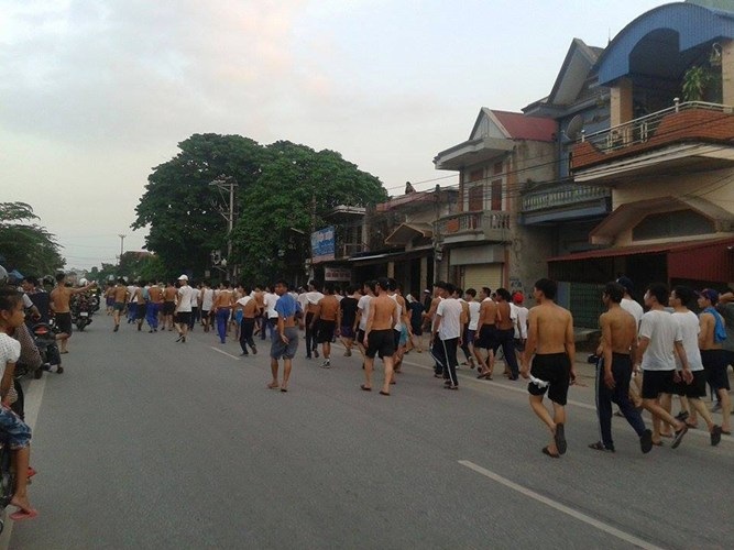 Hành trình trốn trại hơn 20km của hàng trăm học viên cai nghiện - 3 Đoàn học viên đi qua các xã của huyện Thủy Nguyên trong không khí khá ôn hòa