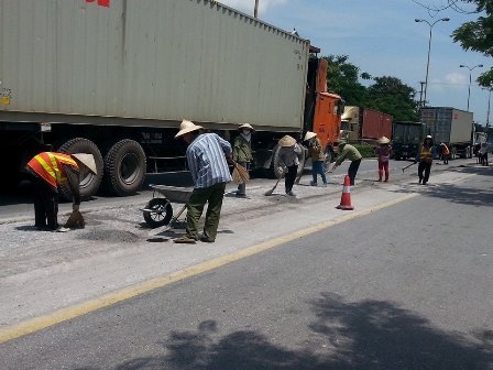 Khắc phục xong "ruộng bậc thang" trên quốc lộ 5 - 4 Tập trung nhân lực và vật lực sửa chữa ruộng bậc thang trên đường 5