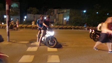 Hành trình trốn trại hơn 20km của hàng trăm học viên cai nghiện - 10 Họ đi qua trung tâm các xã của Thủy Nguyên trong không khí khá ôn hòa