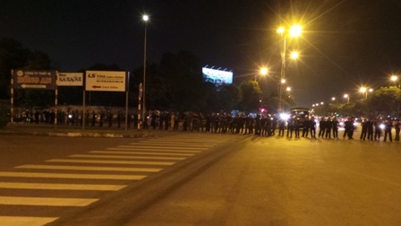 Hành trình trốn trại hơn 20km của hàng trăm học viên cai nghiện - 13 Tại ngã tư Cầu Bình một vài học viên đã mang động nhưng lập tực bị trấn áp và tạm giữ