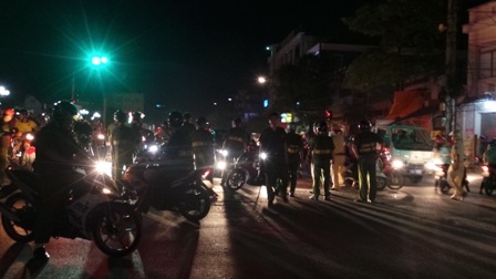 Hành trình trốn trại hơn 20km của hàng trăm học viên cai nghiện - 7 Họ đi qua trung tâm các xã của Thủy Nguyên trong không khí khá ôn hòa