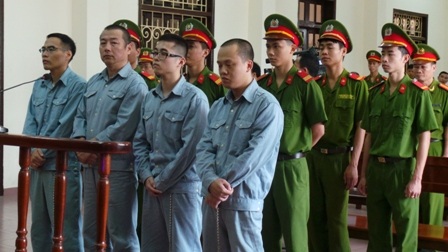 Các đối tượng thành khẩn khai báo hành vi phạm pháp tại phiên tòa