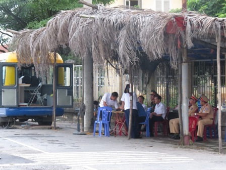 Cán bộ trạm cân lưu động chỉ phát hiện xe quá tải bằng mắt thường