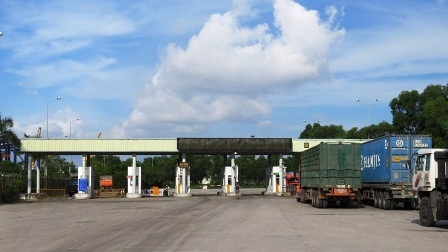 Tại cổng cảng Cái Lân, tất cả các xe đúng tải mới được cấp lệnh rời cảng.