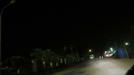 Phía bên ngoài vị trí sang tải, hàng loạt xe tải khác đang nằm chờ đến lượt