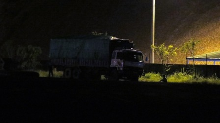 Phía bên ngoài vị trí sang tải, hàng loạt xe tải khác đang nằm chờ đến lượt