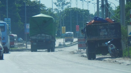 Xe quá tải lừ lừ tiến qua trạm cân lưu động động đặt tại Đông Triều