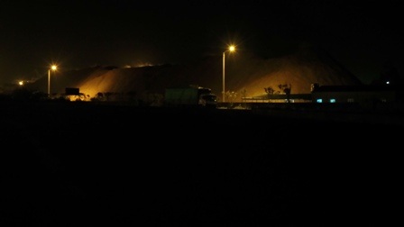 Phía bên ngoài vị trí sang tải, hàng loạt xe tải khác đang nằm chờ đến lượt