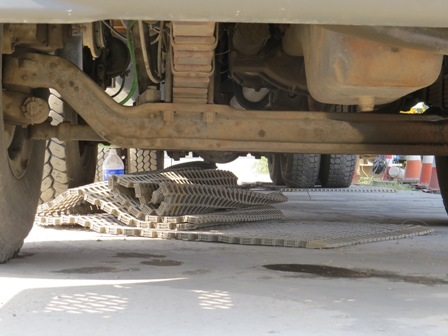 Thiết bị bàn cân bị cuốn gọn vào gầm xe tải