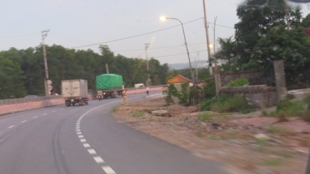 Xe quá tải qua trạm Đại Yên còn bật xi nhan, đi chậm lại một cách khó hiểu