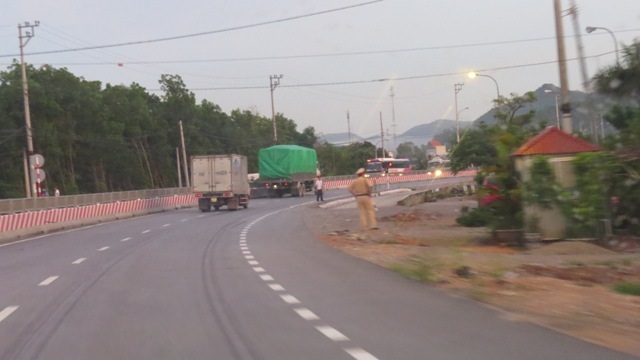 Xe quá tải hồn nhiên qua trạm cân, bật xi nhan như chào cán bộ làm nhiệm vụ?