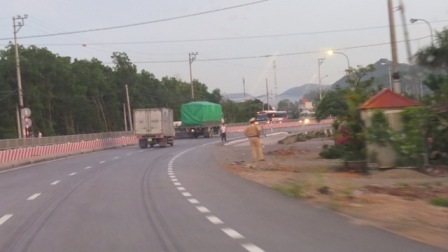 Xe quá tải qua trạm Đại Yên còn bật xi nhan, đi chậm lại một cách khó hiểu