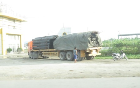 Xe đúng tải "biến" thành quá tải: Bất ngờ nhưng có thật! - 4 Xe quá tải sau khi sang tải ung dung qua trạm cân an toàn