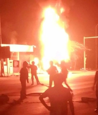 Ngọn lửa bốc cao hàng chục mét (ảnh người dân cung cấp)