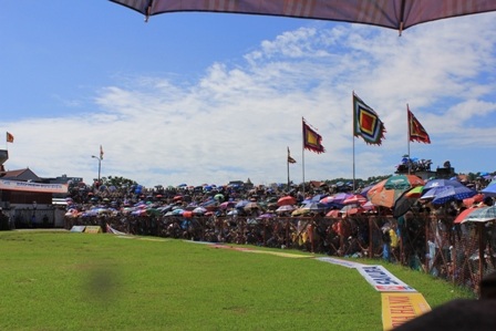 Biển người đổ về xem hội