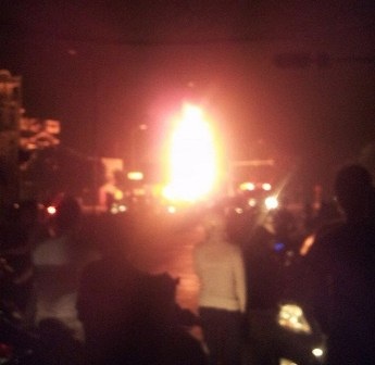 Hiện trường bị phong tỏa để cơ quan chức năng dập lửa (ảnh do người dân cung cấp)