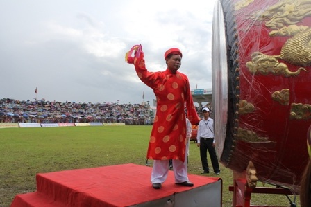 Lễ khai hội diễn tra trong không khí náo nức, hứa hẹn những kháp đấu hấp dẫn