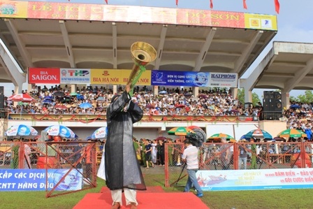 Lễ khai hội diễn tra trong không khí náo nức, hứa hẹn những kháp đấu hấp dẫn